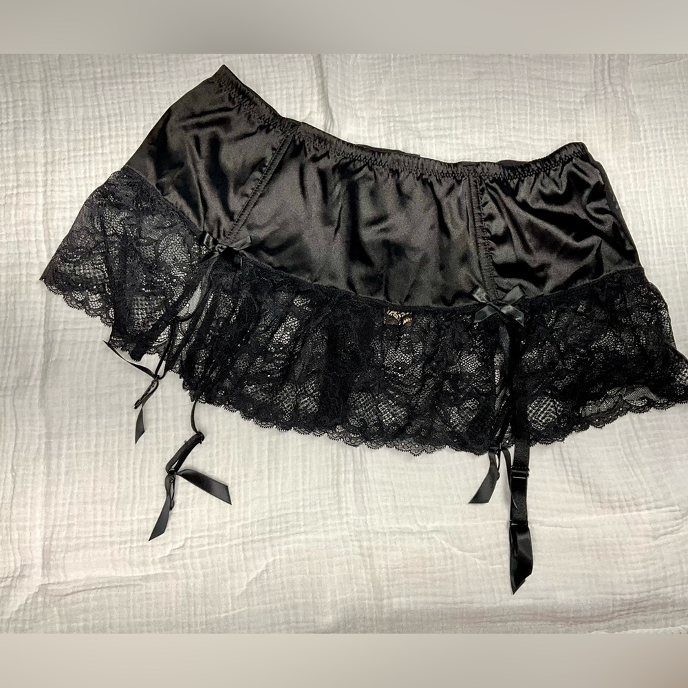 Cacique garter skirt lingerie - silky & lacy with little bows - nwt - size 14/16